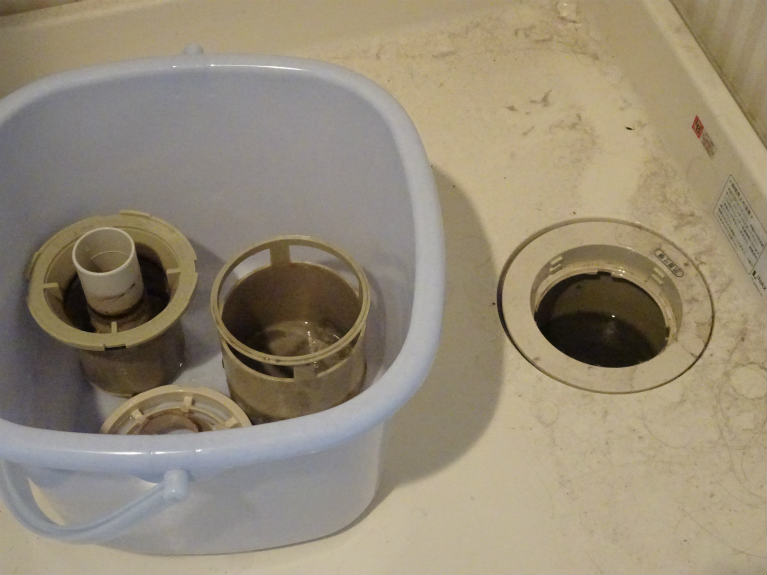 洗濯機置場 防水パン の排水口を綺麗に掃除する方法